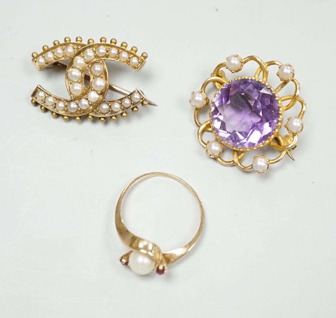 An Edwardian yellow metal and split pearl set double horseshoe brooch, 26mm, an amethyst and split pearl set yellow metal brooch and a modern 9ct god and gem set ring, gross weight 11.8 grams.